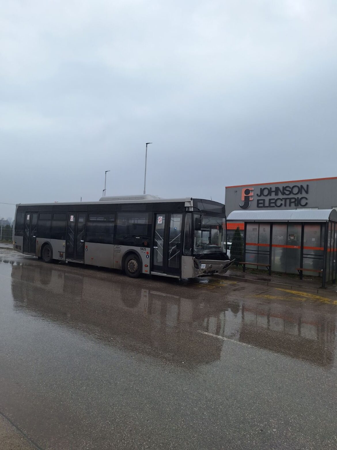 Autobus Udario U Automobil Koji Je Zatim Pokosio Putnike Na Autobuskom