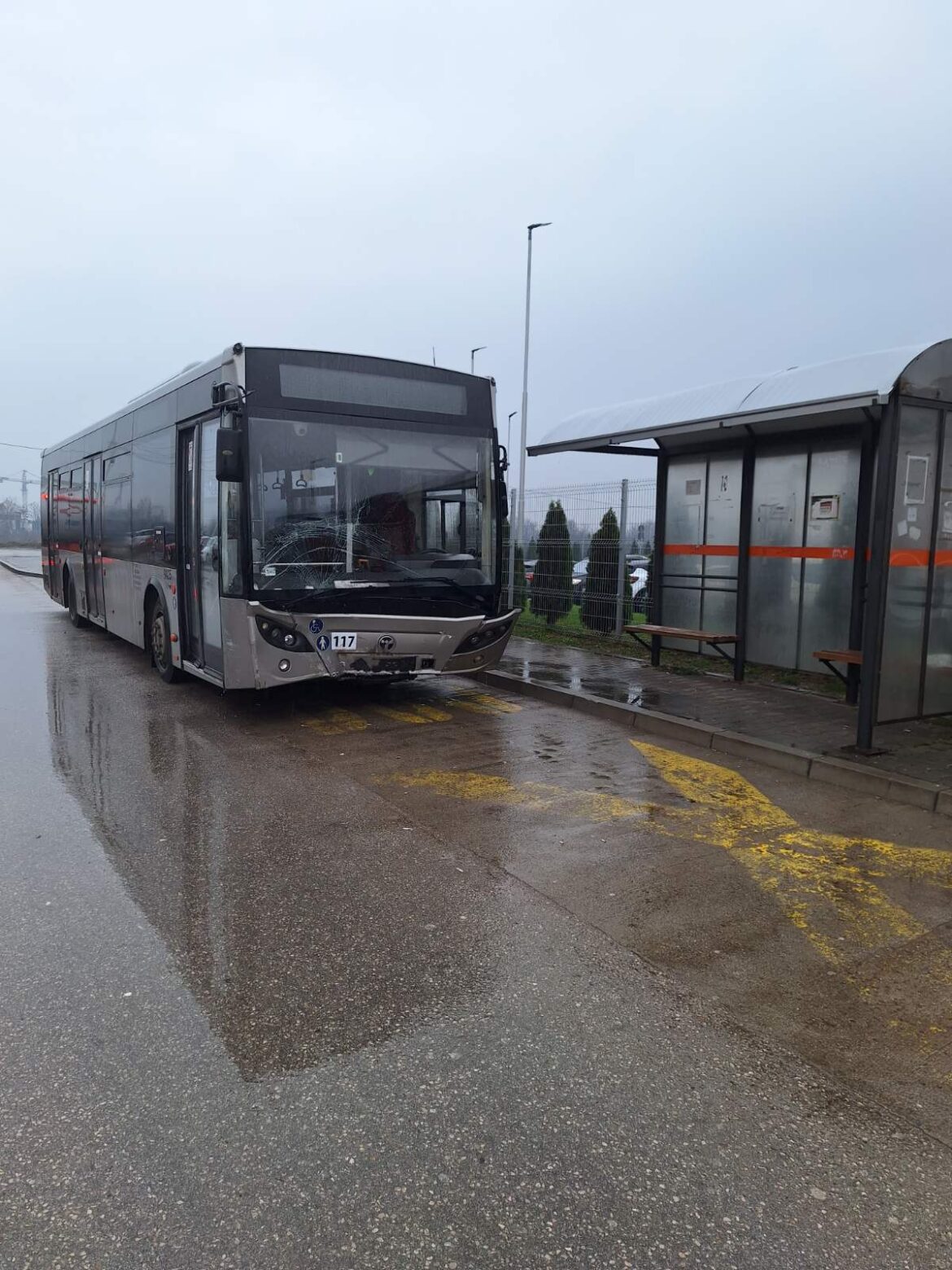 Autobus Udario U Automobil Koji Je Zatim Pokosio Putnike Na Autobuskom