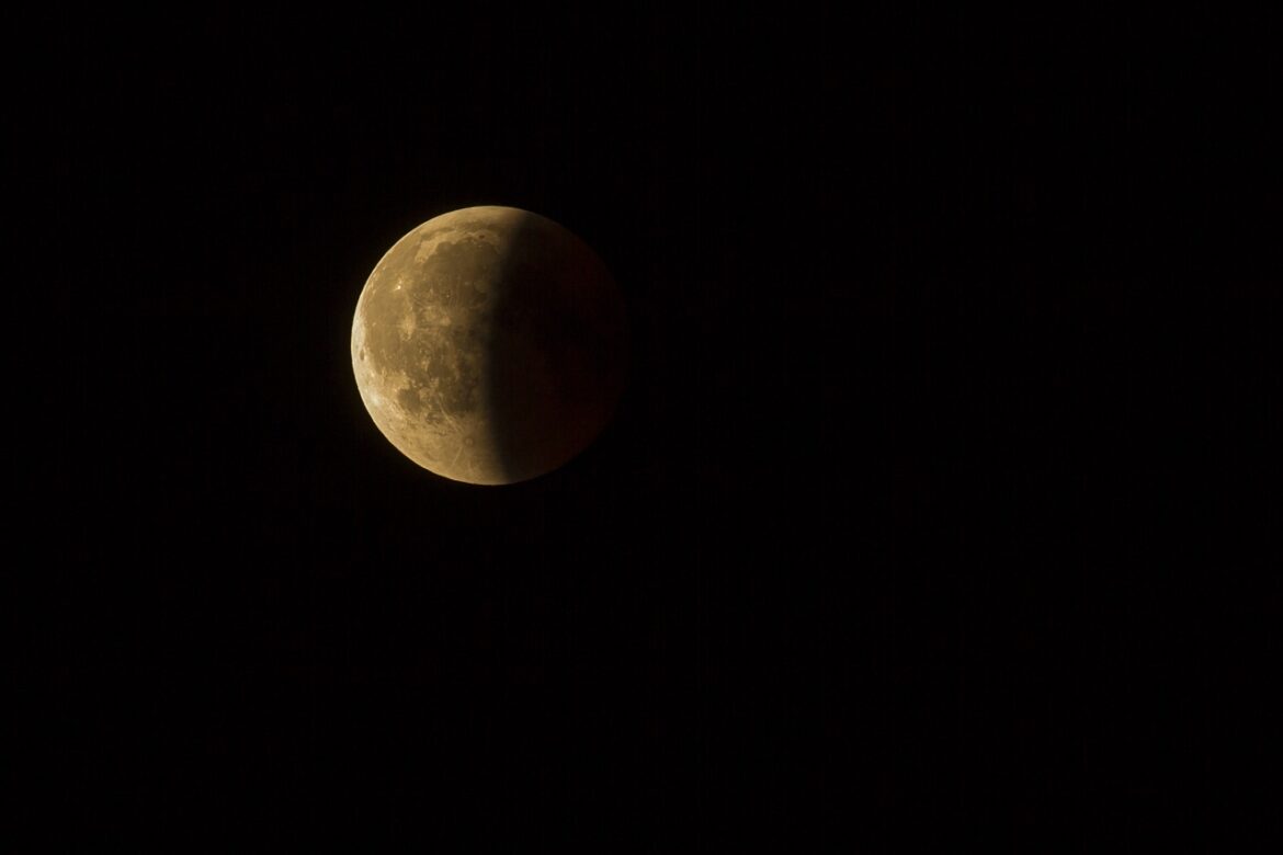mesec moon-3568836_1280