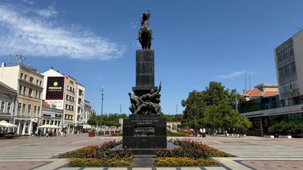 trg centar, spomenik, nis, vreme 2